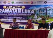 UNIMUS Semarang Latih 32 Calon Perawat Kuasai Perawatan Luka 9 UNIMUS Semarang Latih 32 Calon Perawat Kuasai Perawatan Luka