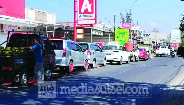 Kelangkaan Pertalite Picu Antrean Panjang, Harga Eceran di Jeneponto Melambung