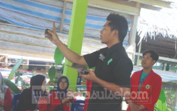 Alumni Unhas Pilih Jadi Petani, Burhanuddin Bawa Teknologi Smart Farming ke Sawah Bone