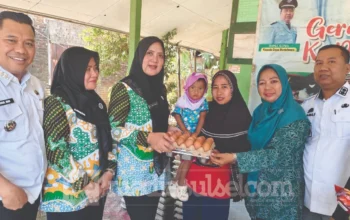 Tak Cukup Hanya Imbauan, TP PKK Takalar Turun Langsung Cegah Stunting dengan Bagikan Telur dan Susu