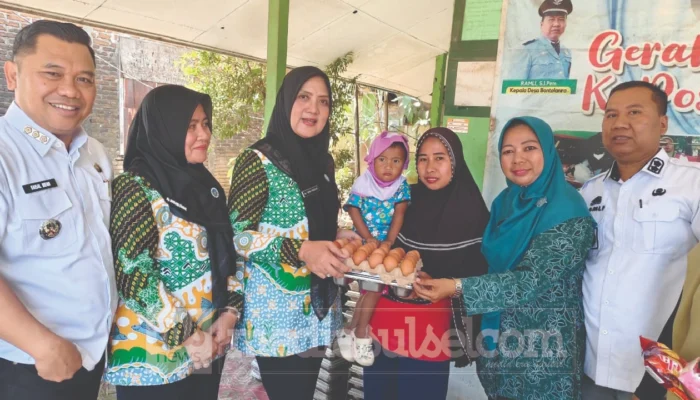 Tak Cukup Hanya Imbauan, TP PKK Takalar Turun Langsung Cegah Stunting dengan Bagikan Telur dan Susu