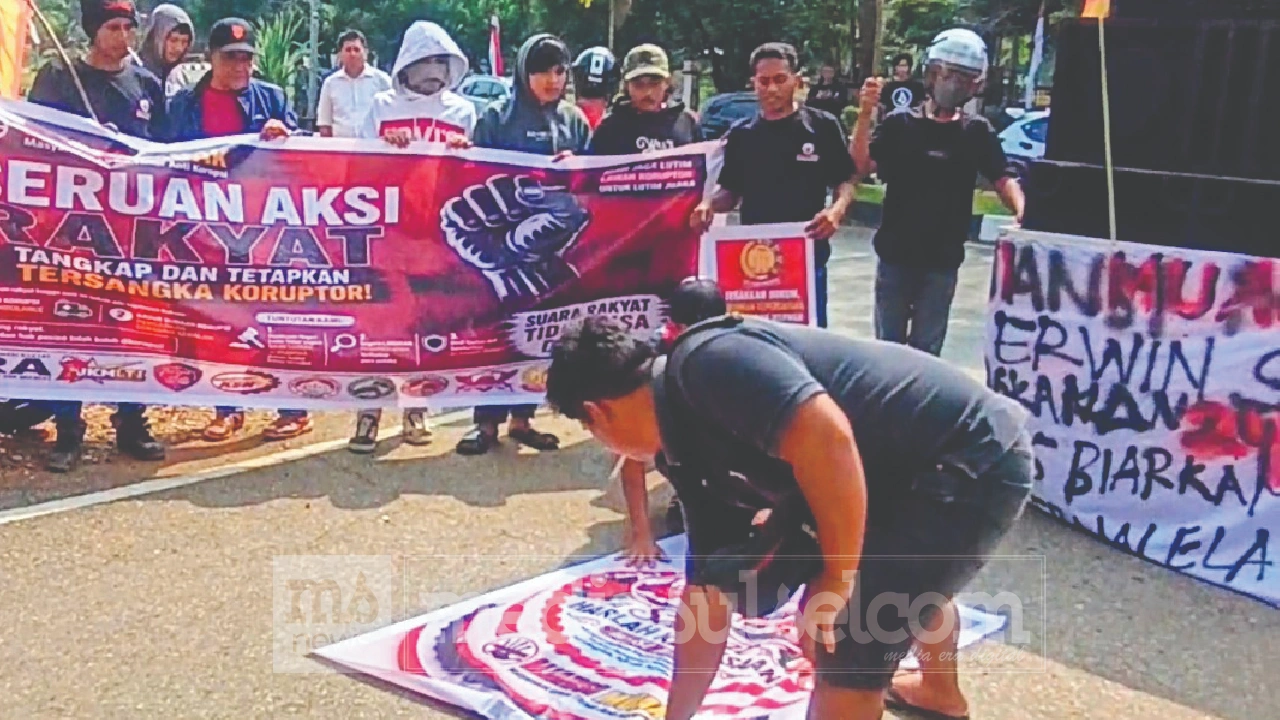 Kajari Lutim Tegaskan Penyidikan 2 Kasus Korupsi Tak Akan Berhenti 2 Demo di Kejari Lutim