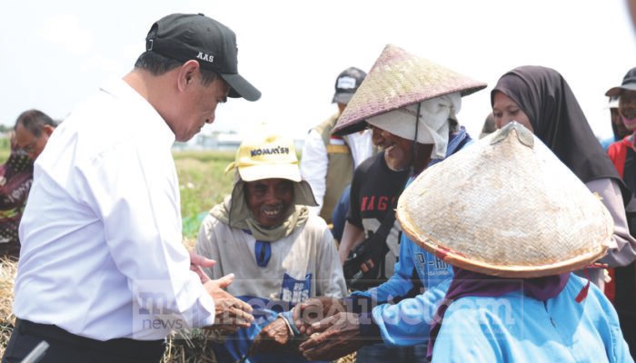 Buruh Tani Tak Punya Lahan, Mentan Amran Langsung Beri Combine Harvester