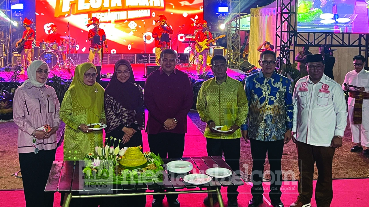 38 Tahun Mengabdi, Camat Manggala Ahmad Nongko Purna Bakti 2 Pemotongan tumpeng