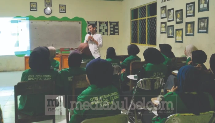 Pengurus OSIS PWU Dilatih Kritis Bermedia dan Berani Menulis Berita