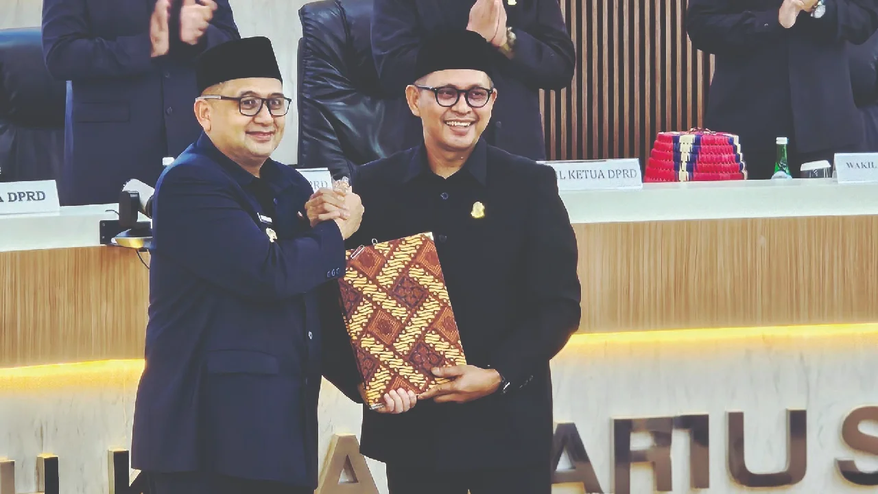DPRD Makassar Sahkan APBD Perubahan 2026 Rp5,26 Triliun, Fraksi Soroti Arah Belanja Pemkot 2 Serah terima naskah Perda