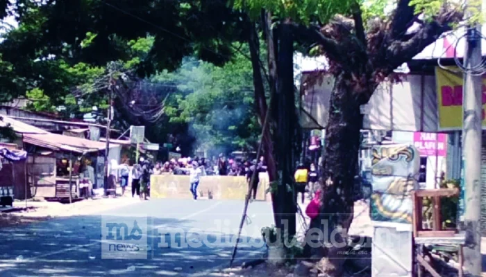 Tawuran Pecah di Ujung Bori Makassar, Sengketa Lahan Berujung Molotov dan Motor Terbakar