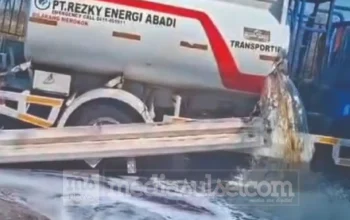 Diduga Rem Blong, Truk Tangki Solar Tabrak Kontainer di Tol Tamalanrea, BBM Tumpah ke Jalan