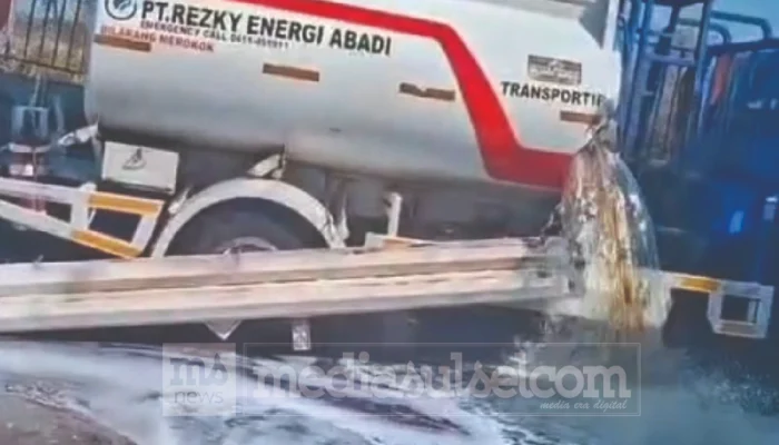 Diduga Rem Blong, Truk Tangki Solar Tabrak Kontainer di Tol Tamalanrea, BBM Tumpah ke Jalan