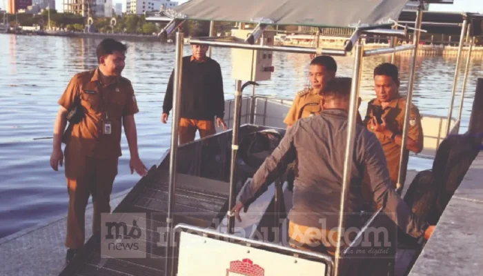 Kapal Pengangkut Sampah Diserahkan ke Kecamatan Mariso, Perkuat Kebersihan Wilayah Pesisir