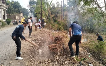 Antisipasi Banjir, Lurah Bontoa dan Warga Bersihkan Saluran Air