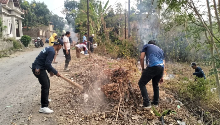 Antisipasi Banjir, Lurah Bontoa dan Warga Bersihkan Saluran Air