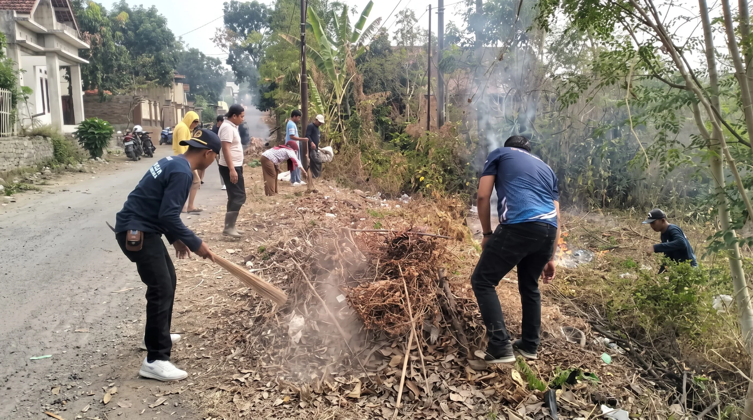 Antisipasi Banjir, Lurah Bontoa dan Warga Bersihkan Saluran Air