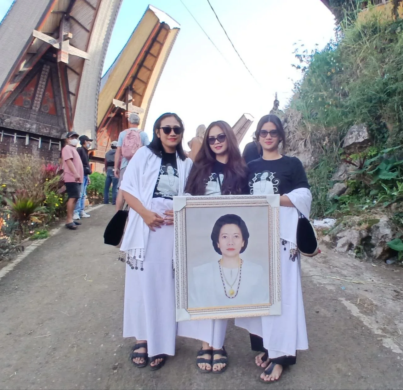 Rambu Solo’ drg.Theresia Hendrajani Silambi': Kerinduan pada Toraja dan Makna Penghormatan Terakhir 3 Rambu Solo’ drg.Theresia Hendrajani Silambi': Kerinduan pada Toraja dan Makna Penghormatan Terakhir