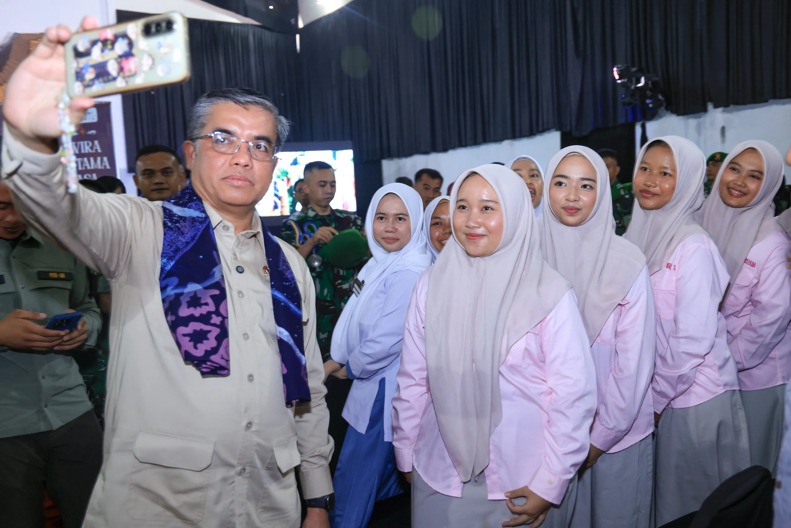 Hadapi Era AI, Menaker Yassierli Paparkan Formula 5T Anak Muda