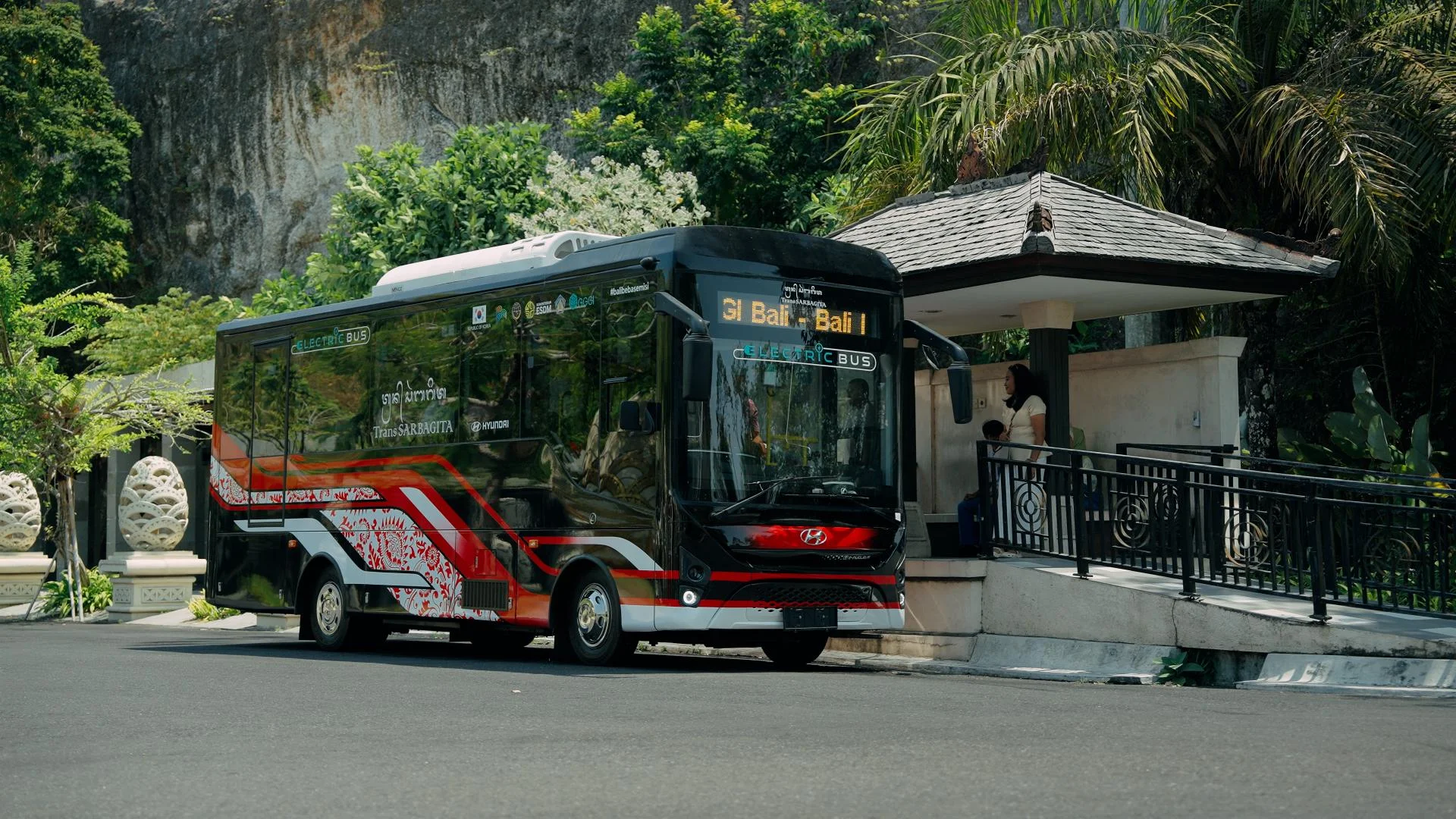 Hyundai Serahkan 11 Bus Listrik untuk Transportasi Publik Bali 2 Hyundai Serahkan 11 Bus Listrik untuk Transportasi Publik Bali