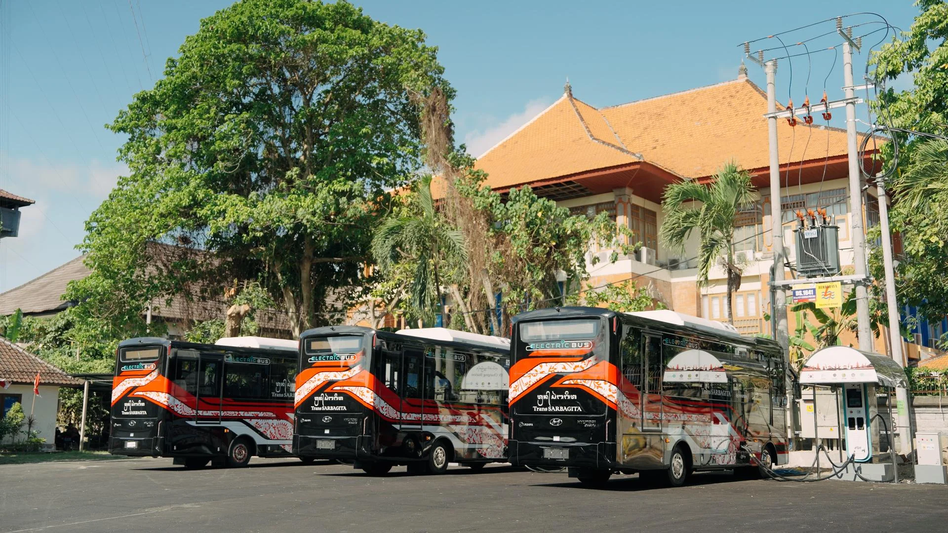 Hyundai Serahkan 11 Bus Listrik untuk Transportasi Publik Bali 3 Hyundai Serahkan 11 Bus Listrik untuk Transportasi Publik Bali
