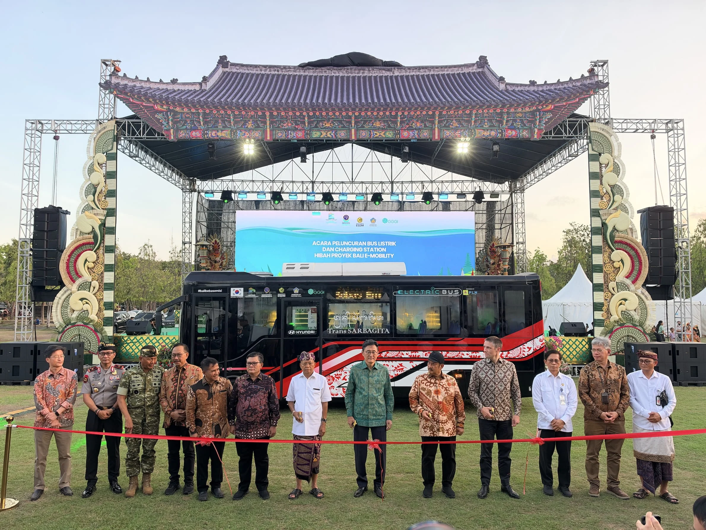 Hyundai Serahkan 11 Bus Listrik untuk Transportasi Publik Bali