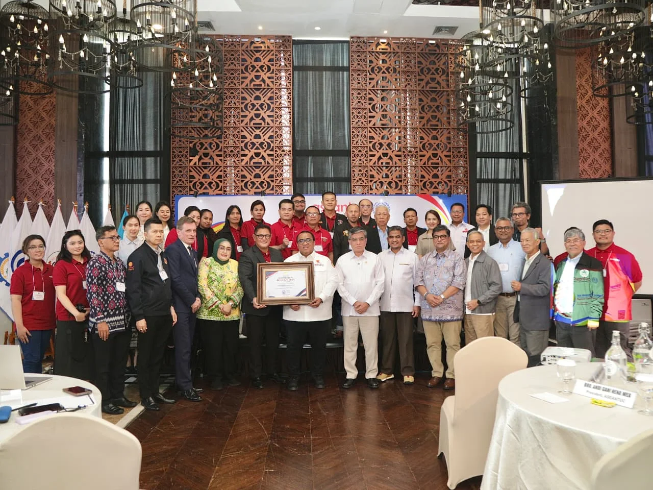 Menaker Yassierli Bahas Pelindungan Pekerja ASEAN di Tengah Gejolak Global 2 Menaker Yassierli Bahas Pelindungan Pekerja ASEAN di Tengah Gejolak Global
