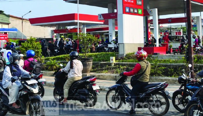 Antrean Pertalite Mengular di Blitar, Warga Rela Antre hingga 4 Jam