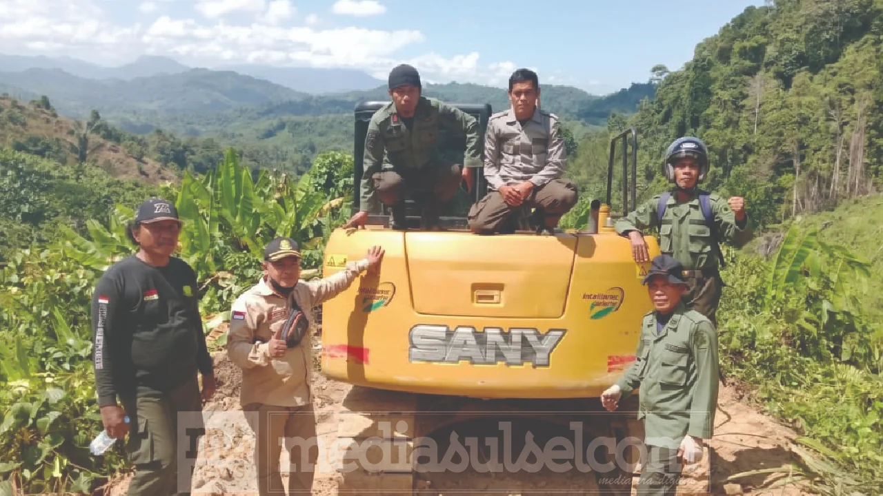 19,5 Hektare Hutan di Polewali Mandar Dibuka Ilegal, Dua Tersangka Diserahkan ke Jaksa 2 Barbuk Eskavator