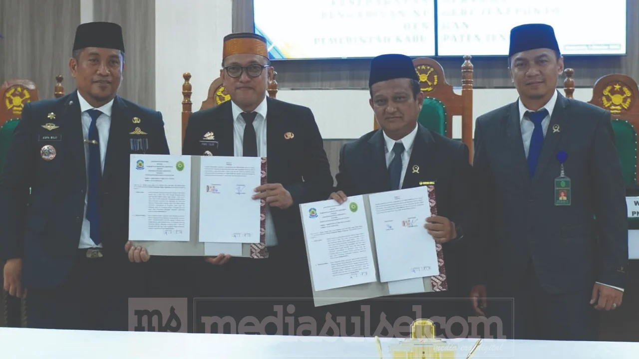 Perkuat Akses Keadilan Warga Jeneponto, Pemkab Teken Kesepakatan dengan PN 2 Buapti dfan Ketua PN Jeneponto tunjukan kesepakatan