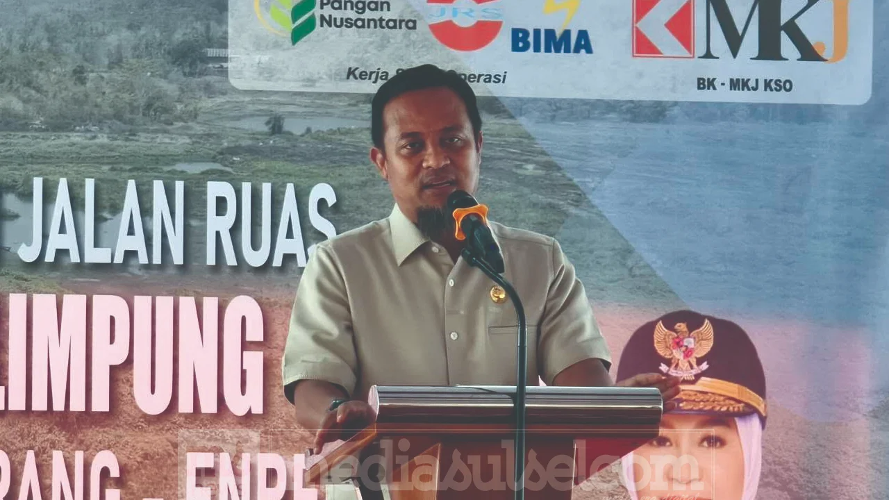 Gubernur Sulawesi Selatan, Andi Sudirman Sulaiman, saat memberikan sambutan dalam peresmian ruas jalan Paleteang–Malimpung–Kabere sepanjang kurang lebih 19 kilometer, Jumat (30/10/2026).