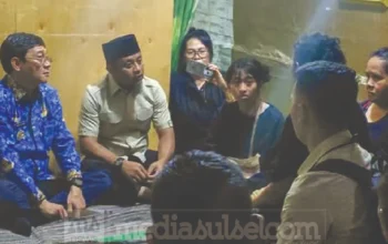 Gubernur Sulsel Melayat Petugas Karhutla yang Gugur, Anak Almarhum Dijanjikan Beasiswa 5 Gubernur Sulawesi Selatan, Andi Sudirman Sulaiman, saat menyampaikan belasungkawa secara langsung kepada keluarga Padayya Mangampang (45), petugas pemadam karhutla yang meninggal dunia saat menjalankan tugas di Lembang Nanna’, Kecamatan Nanggala, Kabupaten Toraja Utara.