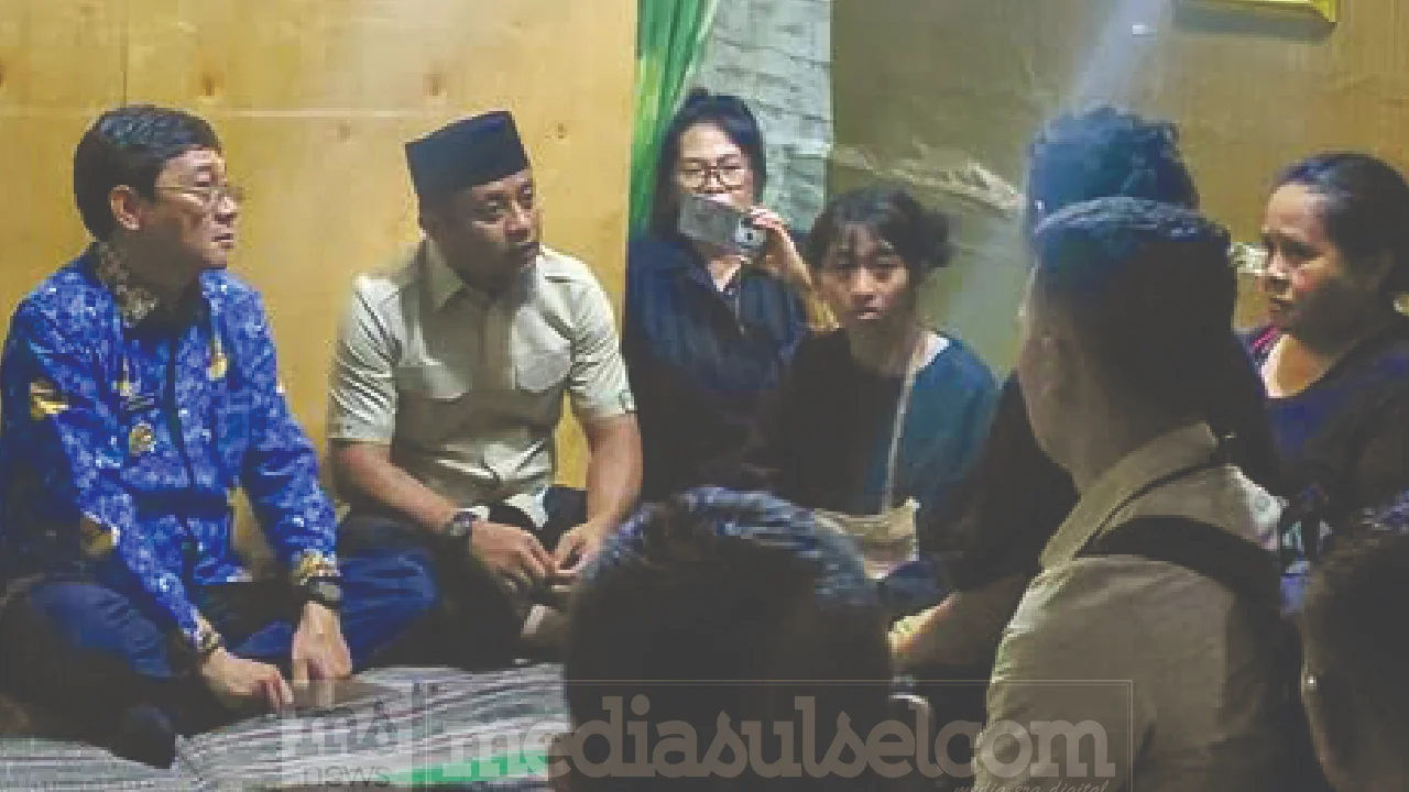Gubernur Sulawesi Selatan, Andi Sudirman Sulaiman, saat menyampaikan belasungkawa secara langsung kepada keluarga Padayya Mangampang (45), petugas pemadam karhutla yang meninggal dunia saat menjalankan tugas di Lembang Nanna’, Kecamatan Nanggala, Kabupaten Toraja Utara.