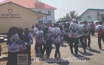 Ratusan Guru Geruduk Polres Jeneponto, Protes Guru Korban Pengeroyokan Jadi Tersangka