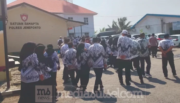 Ratusan Guru Geruduk Polres Jeneponto, Protes Guru Korban Pengeroyokan Jadi Tersangka
