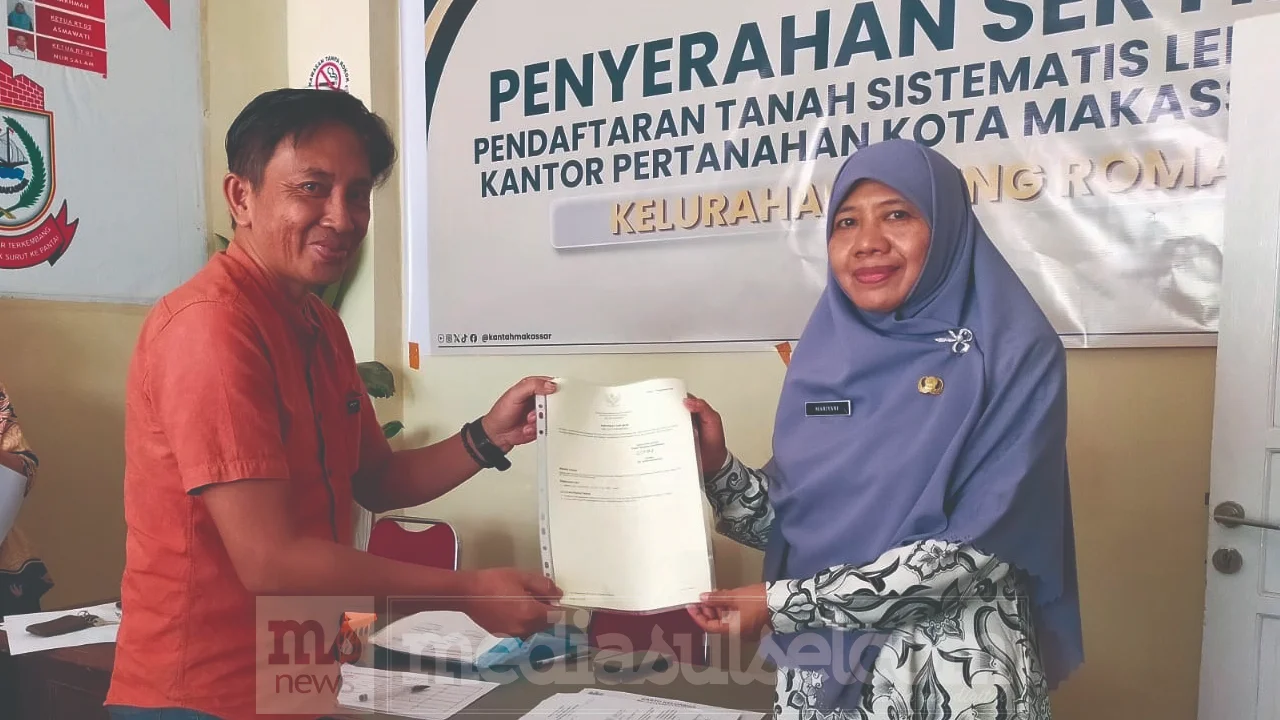 Lurah Biring Romang Serahkan 10 Sertifikat PTSL, Warga Tunggu Tahap Kedua 3 Hj Maryani