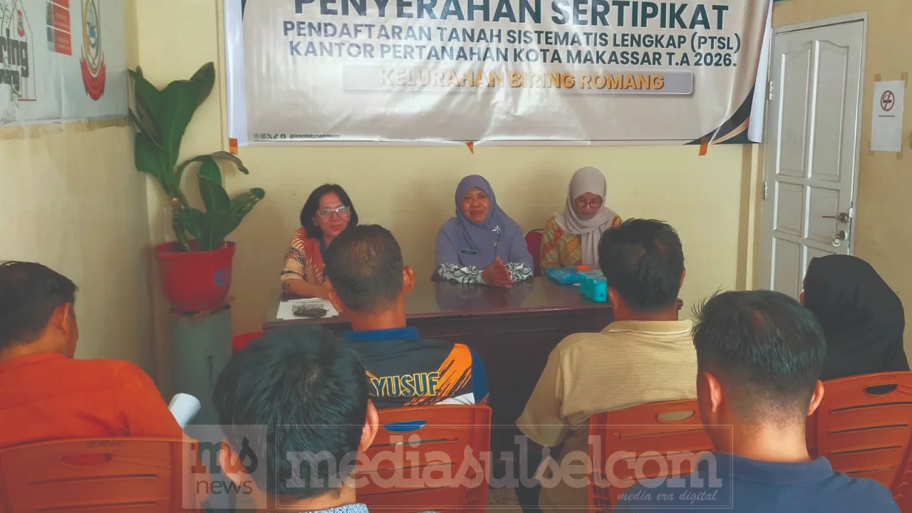 Lurah Biring Romang Serahkan 10 Sertifikat PTSL, Warga Tunggu Tahap Kedua 2 PTSL