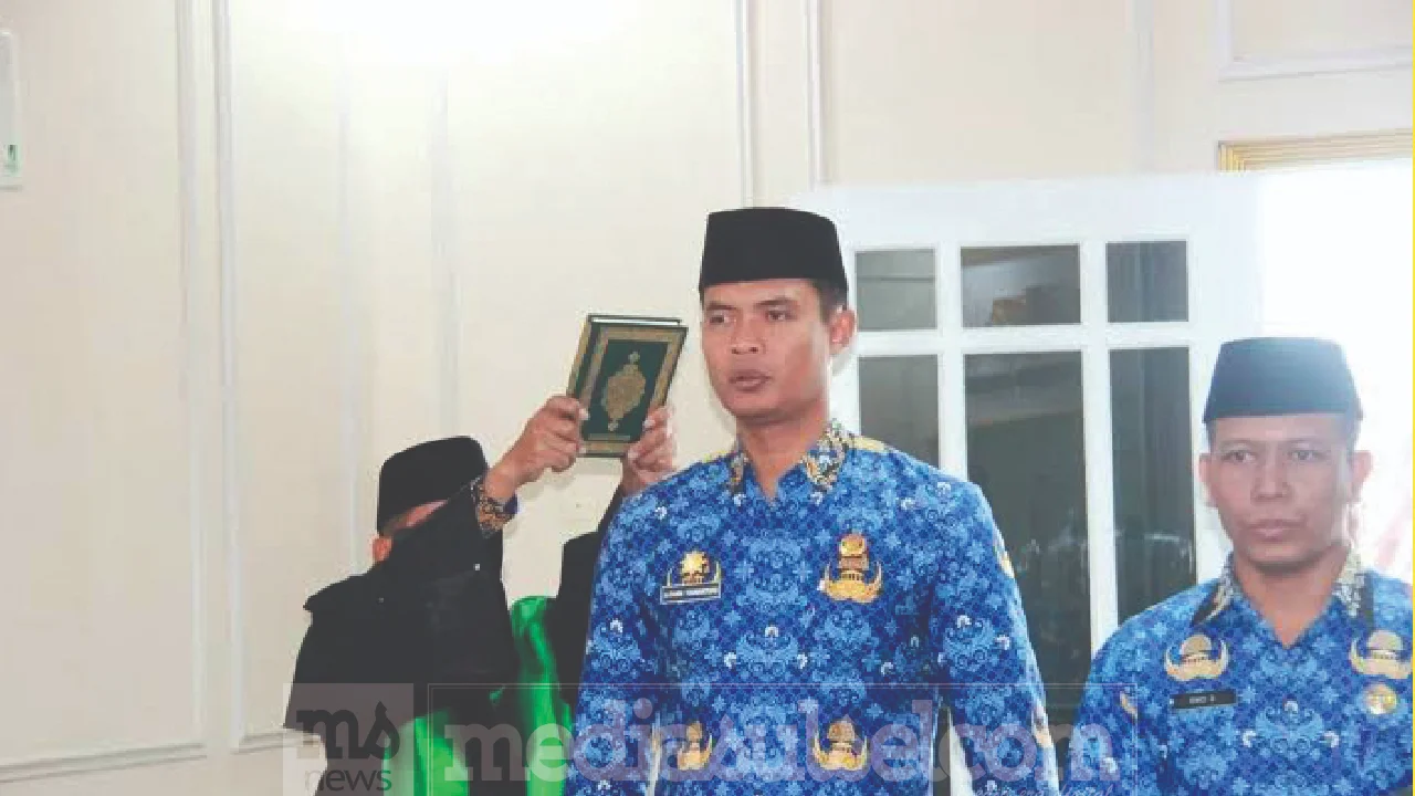 Alfandi Yuswantoro saat menjalanui prosesi pelantikan sebagai Sekretaris Kecamatan Wates oleh Bupati Blitar Rijanto, Rabu (28/10/2026).