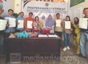 Lurah Biring Romang Serahkan 10 Sertifikat PTSL, Warga Tunggu Tahap Kedua