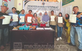 Lurah Biring Romang Serahkan 10 Sertifikat PTSL, Warga Tunggu Tahap Kedua