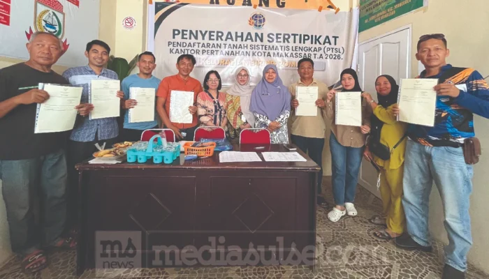 Lurah Biring Romang Serahkan 10 Sertifikat PTSL, Warga Tunggu Tahap Kedua