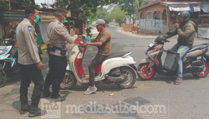 Kabut Asap Karhutla Selimuti Jeneponto, Polisi Bagikan Masker Gratis