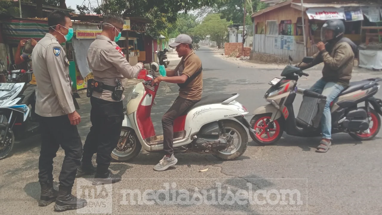 Polisi Jenponto bagi masker