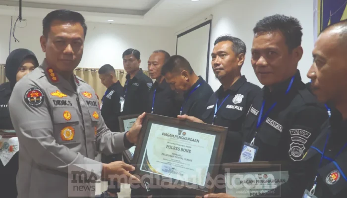 Kabid Humas Polda Sulsel Serahkan Penghargaan, Polres Bone Borong Lima Prestasi