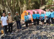 Dua Lansia Tewas dalam Kebakaran, TP PKK Toraja Utara Tempuh Jalan Kaki Salurkan Bantuan 11 Rombongan TP PKK Torut di lokasi kebakaran