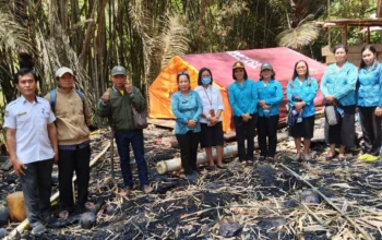 Dua Lansia Tewas dalam Kebakaran, TP PKK Toraja Utara Tempuh Jalan Kaki Salurkan Bantuan