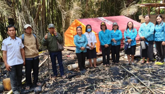 Dua Lansia Tewas dalam Kebakaran, TP PKK Toraja Utara Tempuh Jalan Kaki Salurkan Bantuan