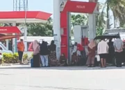 SPBU Kalukuang Jeneponto Diduga Dahulukan Pengisian Jerigen 10 antrean pengguna jerigan di SPBU