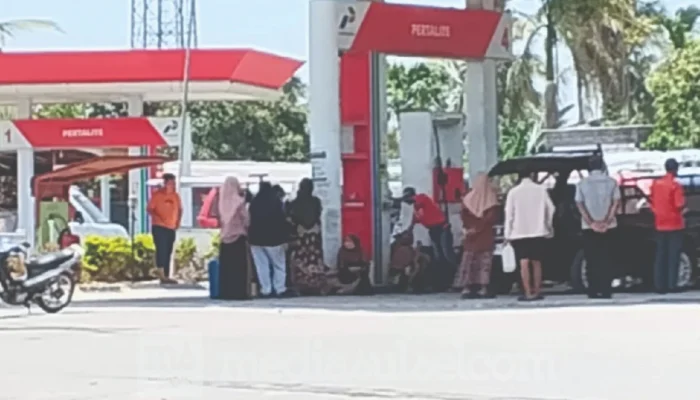 SPBU Kalukuang Jeneponto Diduga Dahulukan Pengisian Jerigen