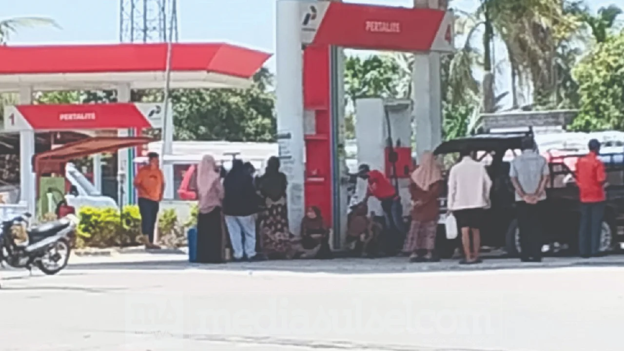 antrean pengguna jerigan di SPBU