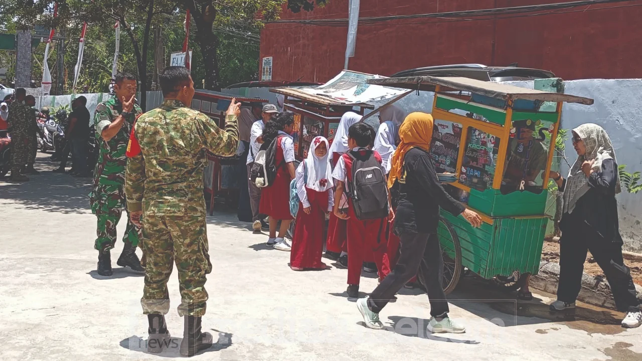 HUT TNI ke-81, Koramil Panakkukang-Manggala Gelar Makan Gratis Bersama Warga dan UMKM 2 gerobak UMKM