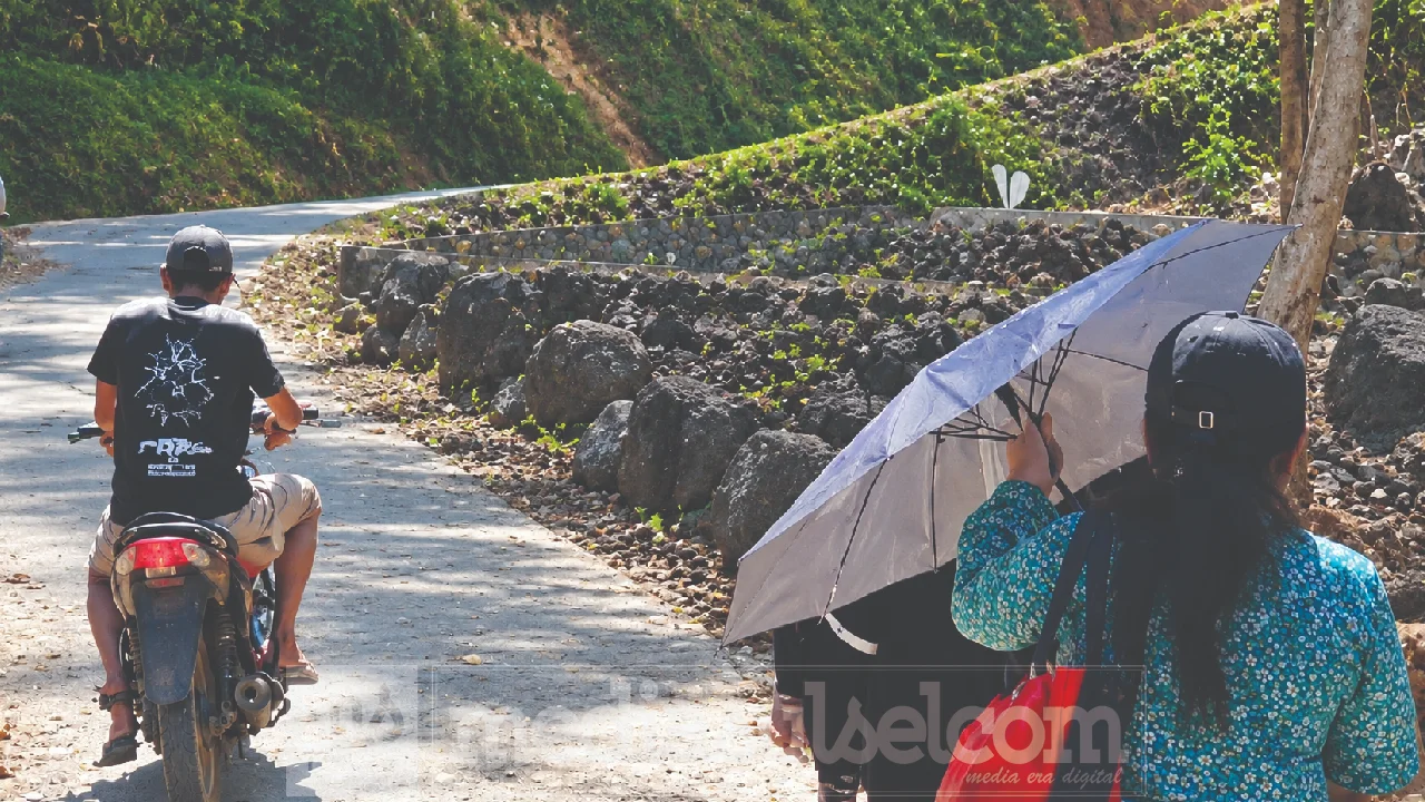 Dua Lansia Tewas dalam Kebakaran, TP PKK Toraja Utara Tempuh Jalan Kaki Salurkan Bantuan 2 jalanan ekstrem
