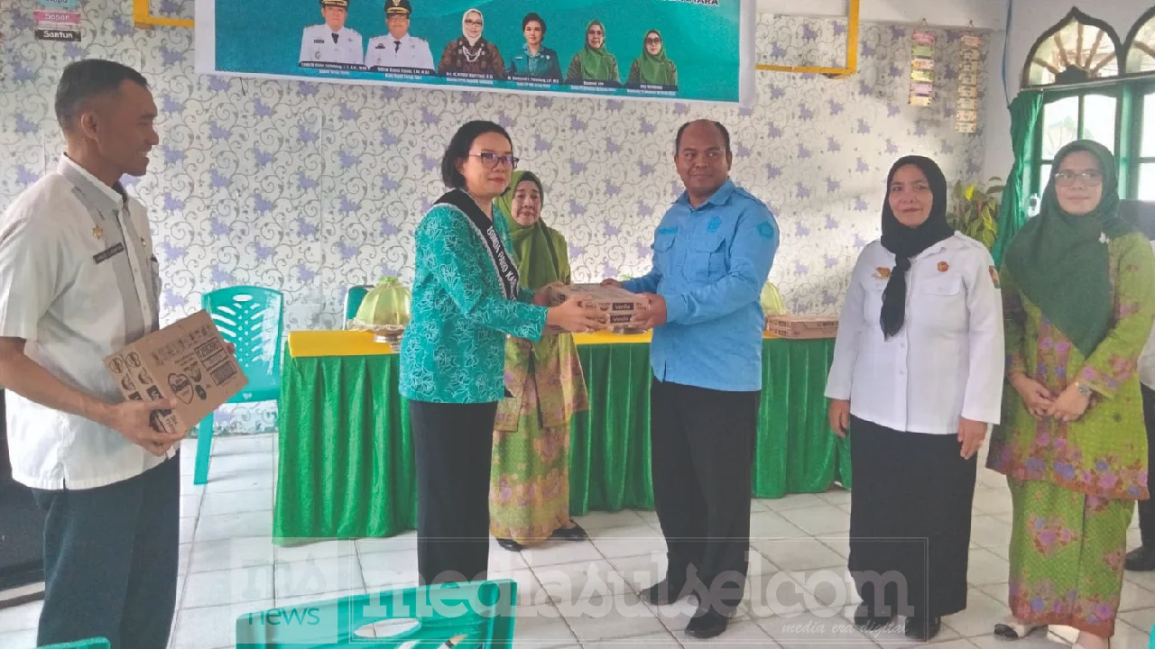 penyerahan bantuan susu secara simbolis