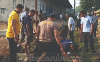 Polsek Manggala Bersihkan Drainase Kanal Bitowa, Antisipasi Genangan dan Banjir